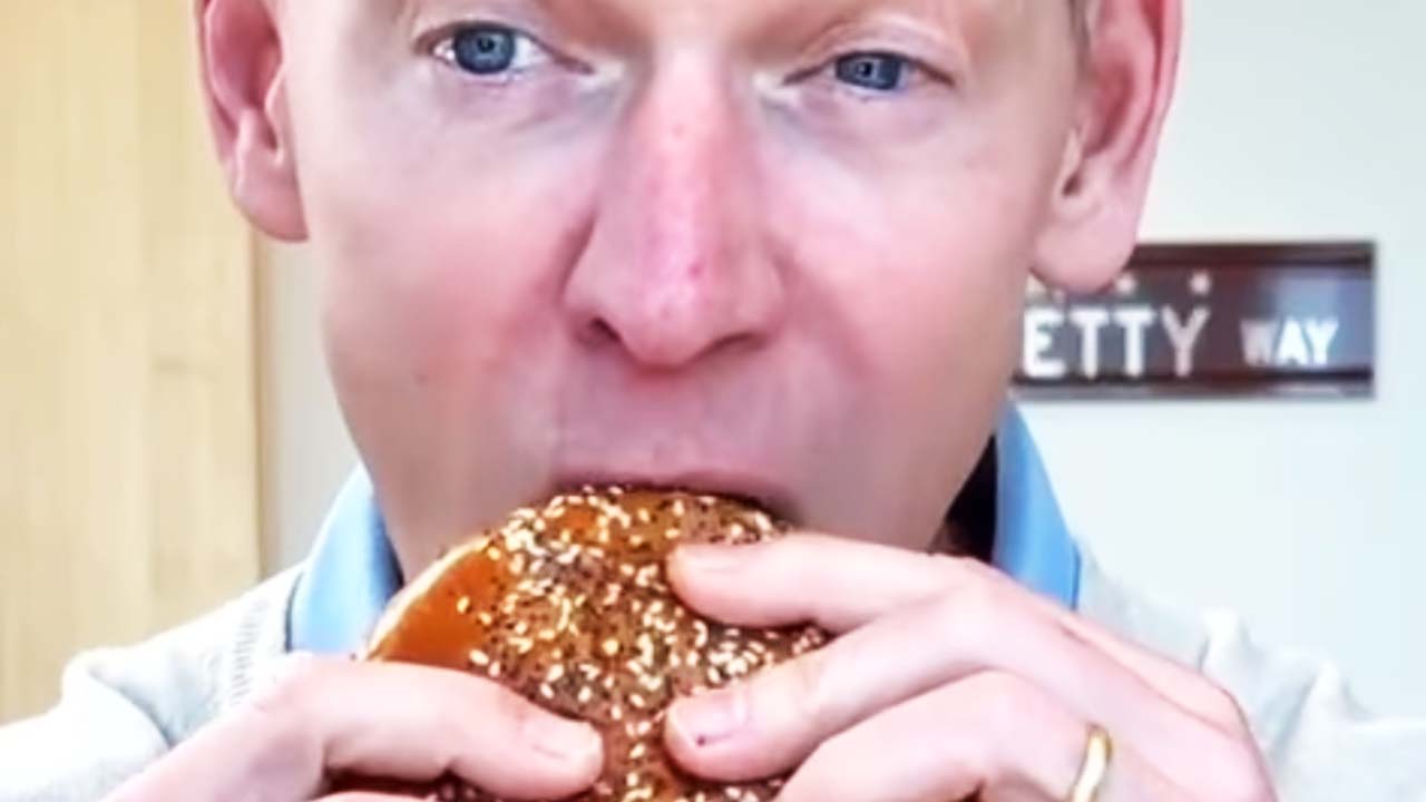 this-video-of-the-mcdonalds-ceo-struggling-to-eat-the-new-big-arch-burger-is-cracking-people-up