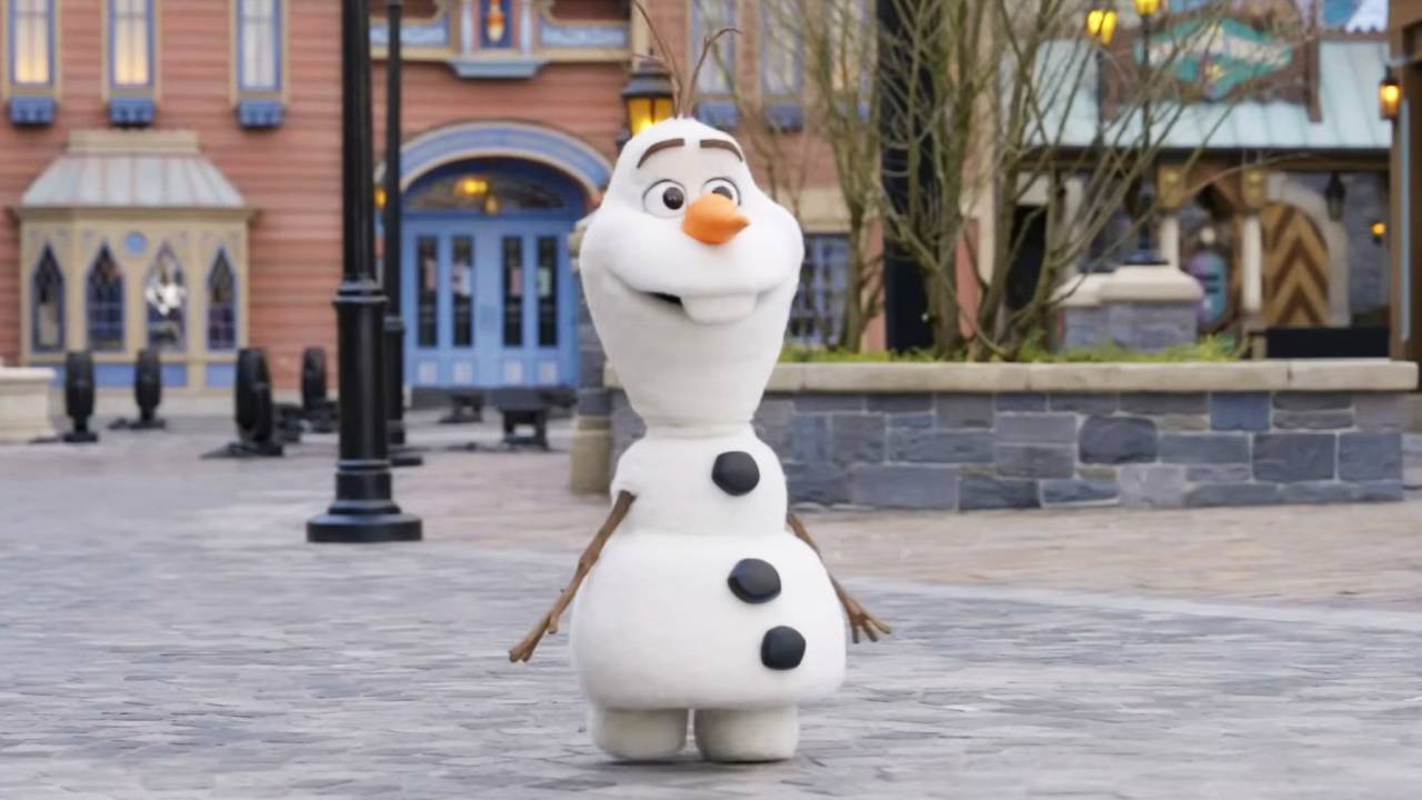 disneys-ai-olaf-falls-down-dead-in-front-of-a-crowd-of-children