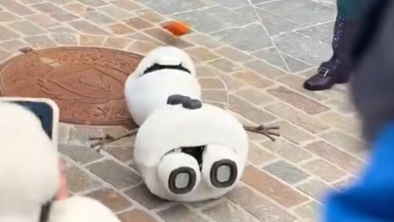 ai-olaf-falls-down-dead-in-front-of-a-crowd-of-children-at-disneyland
